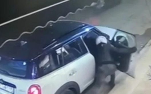 Εκλεβαν τσάντες από αυτοκίνητα ενώ ήταν μέσα οι οδηγοί