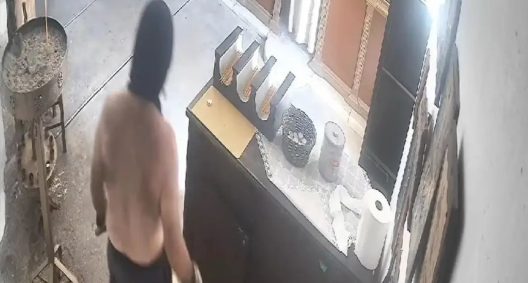 Ο δράστης κλέβει το παγκάρι