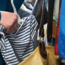 Πάτρα: Εκλεψε ρούχο προσποιούμενη πως θα το δοκιμάσει!