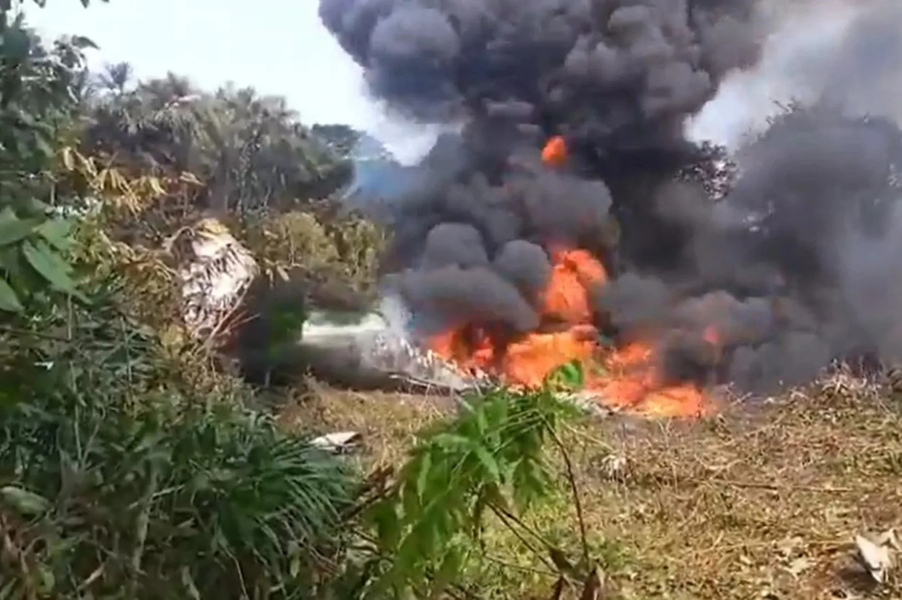 Πτώση μεταγωγικού αεροσκάφου με δεκάδες επιβάτες στην Κολομβία – Στους 8 οι νεκροί ΝΕΟΤΕΡΑ ΒΙΝΤΕΟΒΙΝΤΕΟ