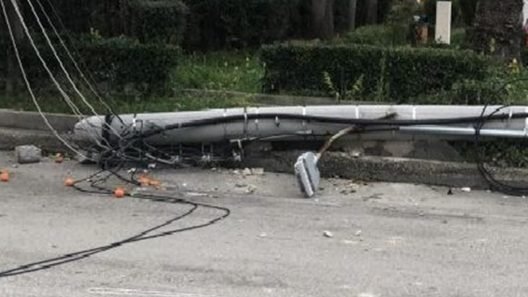 Αιτωλικό: Οδηγός «ξήλωσε» στύλο ηλεκτροφωτισμού