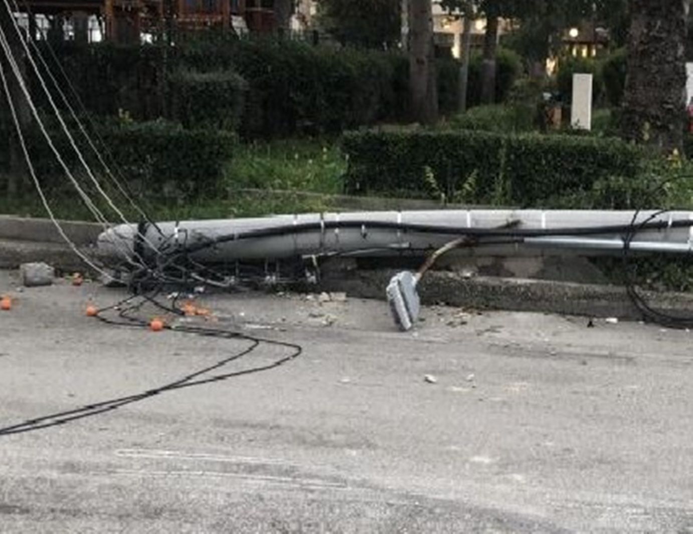 Αιτωλικό: Οδηγός «ξήλωσε» στύλο ηλεκτροφωτισμού