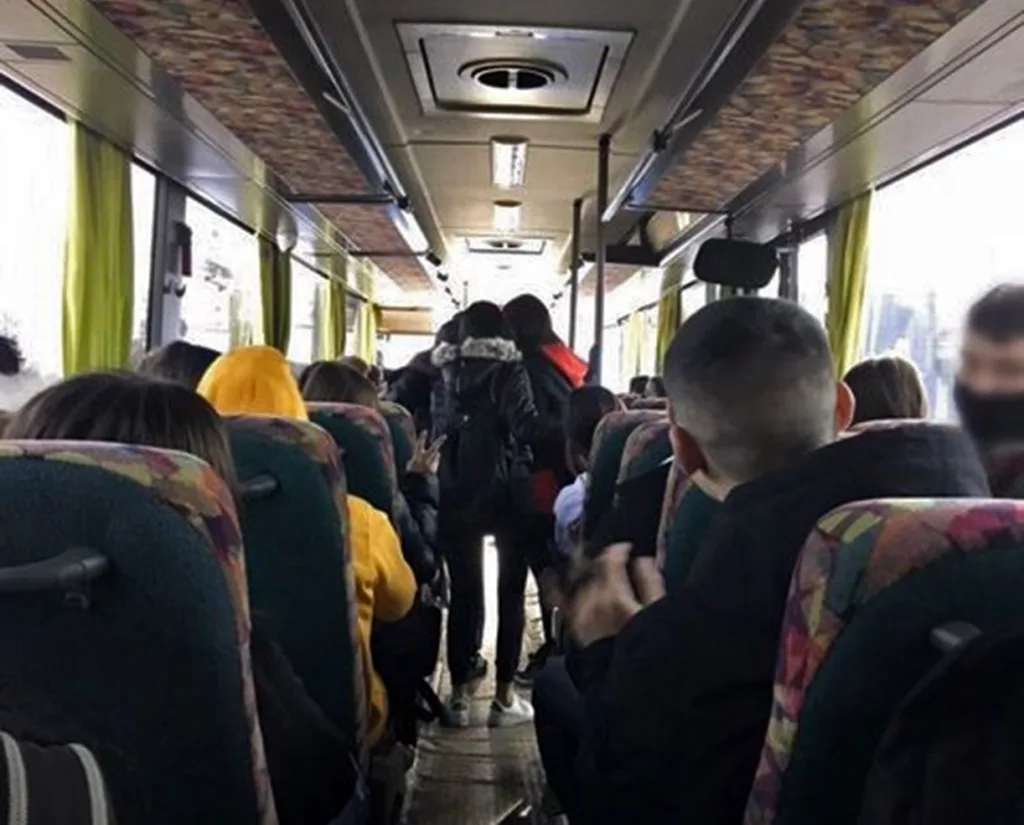 Αχαΐα: Οδηγός λεωφορείου με μαθητές, κατέβασε ανήλικη ...στη μέση του δρόμου - Μιλά η μητέρα