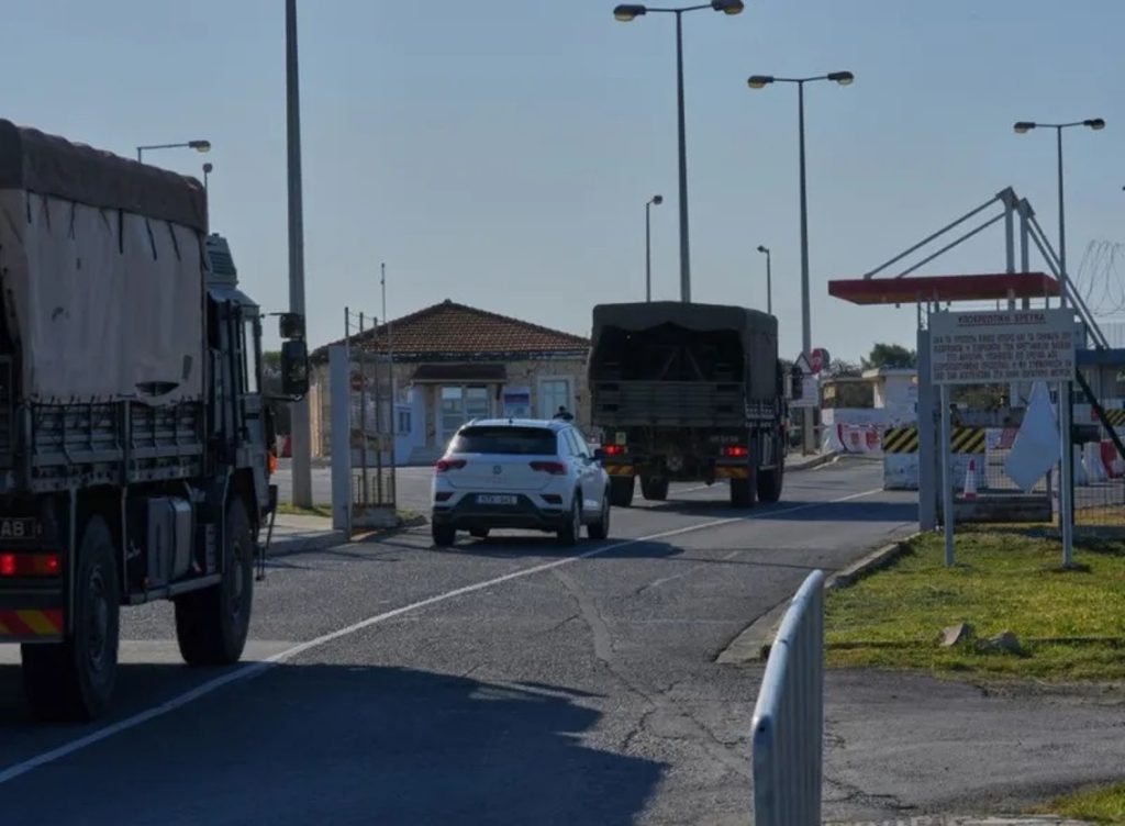 Εικόνα από την εκκένωση στρατιωτικής βάσης στο Ακρωτήρι