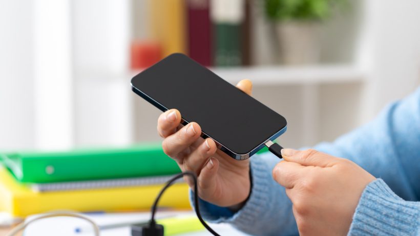 Γιατί 9 στους 10 φορτίζουν λάθος το κινητό τους; Το μυστικό που «κρύβουν» οι εταιρείες