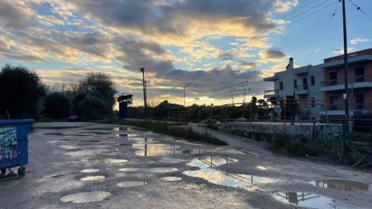 Πάτρα: Θέλει 100€ εκατ. για να κλείσουν οι λακκούβες - Ελλείψει κονδυλίων θα παραμείνει «βομβαρδισμένη» πόλη - Η αποκαλυπτική μελέτη για «κρατήρες» και χωματόδρομους ΦΩΤΟ