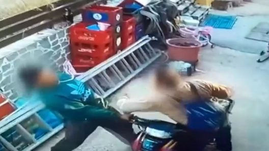 Λέρος - Γροθιά στο στομάχι η απολογία του 17χρονου: «Μου είχε τρυπήσει την παλάμη με κατσαβίδι»