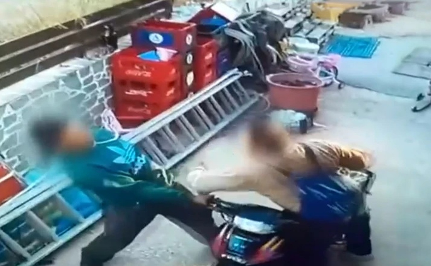 Λέρος – Γροθιά στο στομάχι η απολογία του 17χρονου: «Μου είχε τρυπήσει την παλάμη με κατσαβίδι»