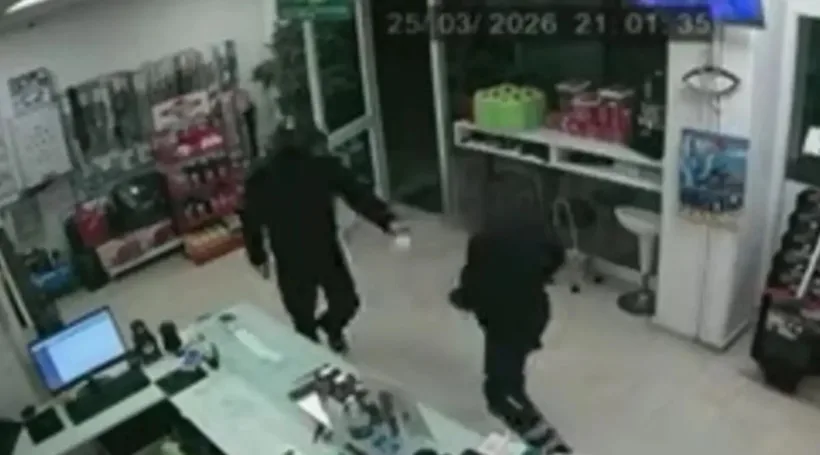 Η στιγμή που ο ληστής απειλεί τον υπάλληλο