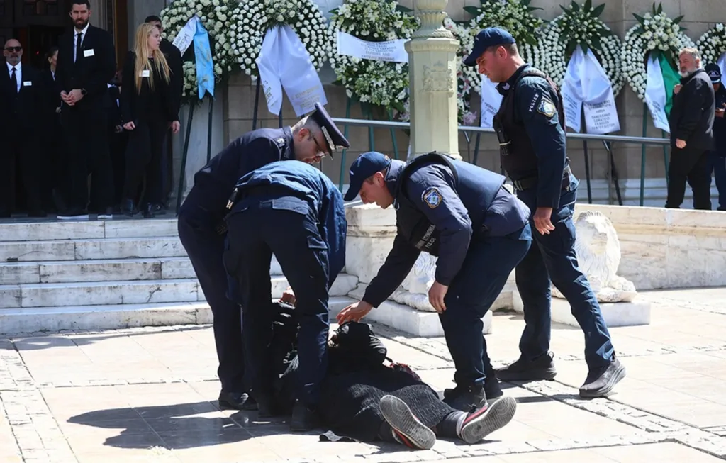 Μαρινέλλα: «Είναι ειδωλολατρία αυτό που κάνετε» - ΒΙΝΤΕΟ από τη στιγμή που απομακρύνουν την Ελένη Λουκά