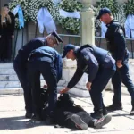 Μαρινέλλα: «Είναι ειδωλολατρία αυτό που κάνετε» - ΒΙΝΤΕΟ από τη στιγμή που απομακρύνουν την Ελένη Λουκά