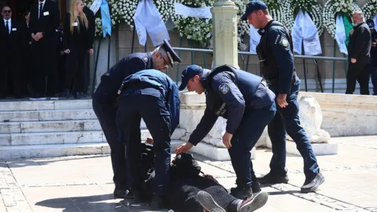 Μαρινέλλα: «Είναι ειδωλολατρία αυτό που κάνετε» - ΒΙΝΤΕΟ από τη στιγμή που απομακρύνουν την Ελένη Λουκά