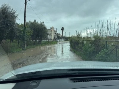 Πάτρα: Νηπιαγωγείο...«τούνελ», για μάθημα μέσα από λάσπες και «ποτάμια»!