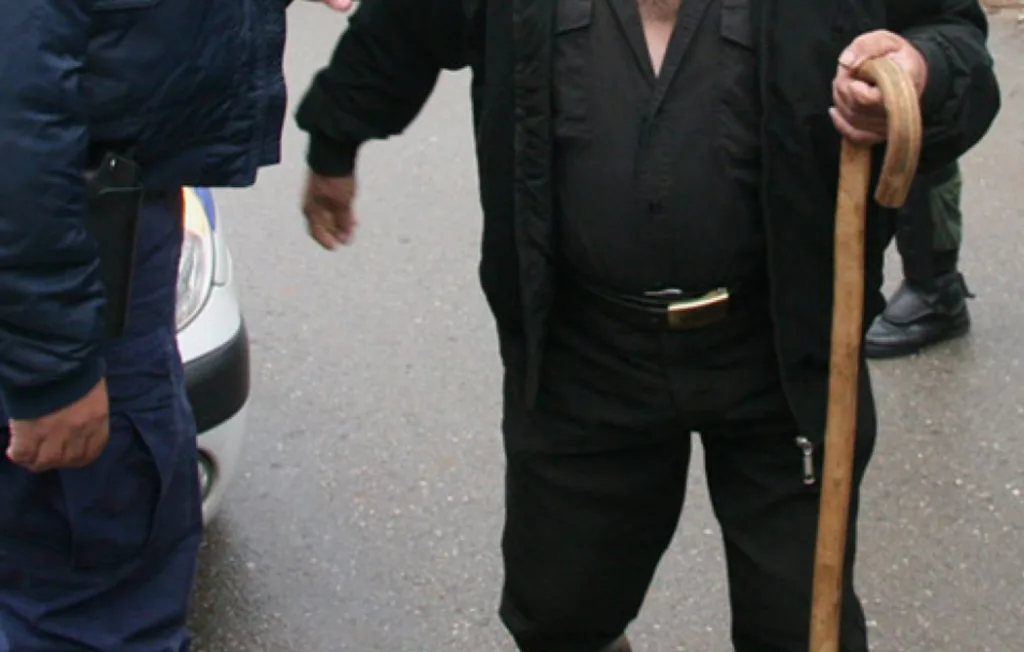 Πάτρα: Τον πλάκωσε στο ξύλο με μαγκούρα!