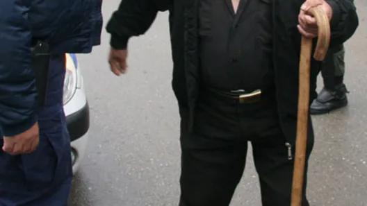 Πάτρα: Τον πλάκωσε στο ξύλο με μαγκούρα!