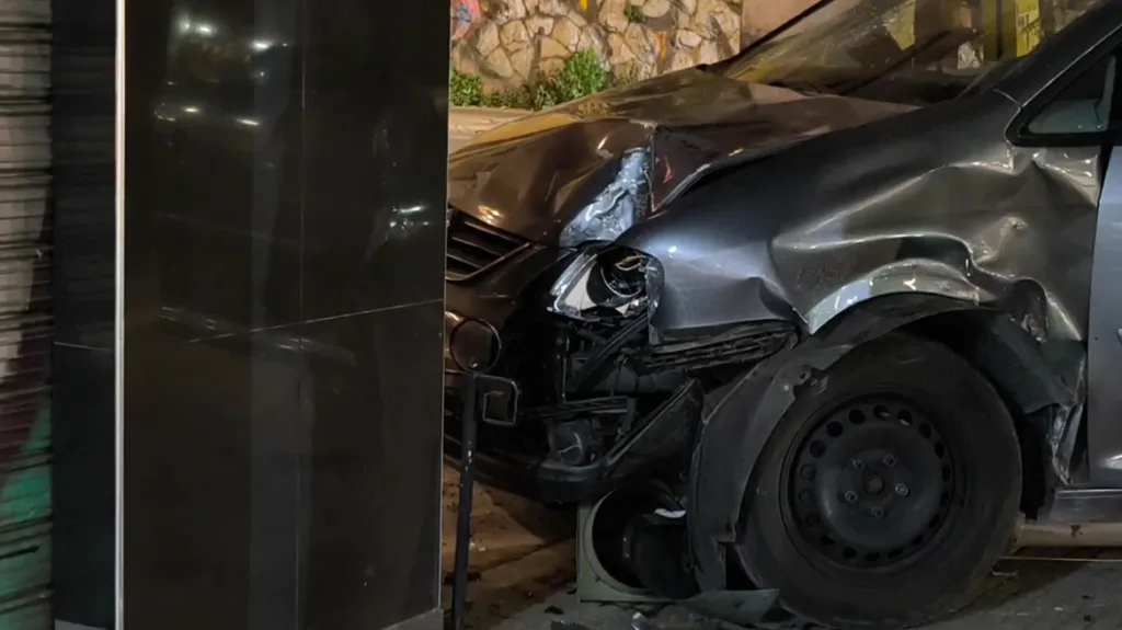 Aυτοκίνητο σε καφετέρια στο κέντρο της Αθήνας, ένας τραυματίας ΦΩΤΟ 29 Aυτοκίνητο σε καφετέρια στο κέντρο της Αθήνας, ένας τραυματίας ΦΩΤΟ