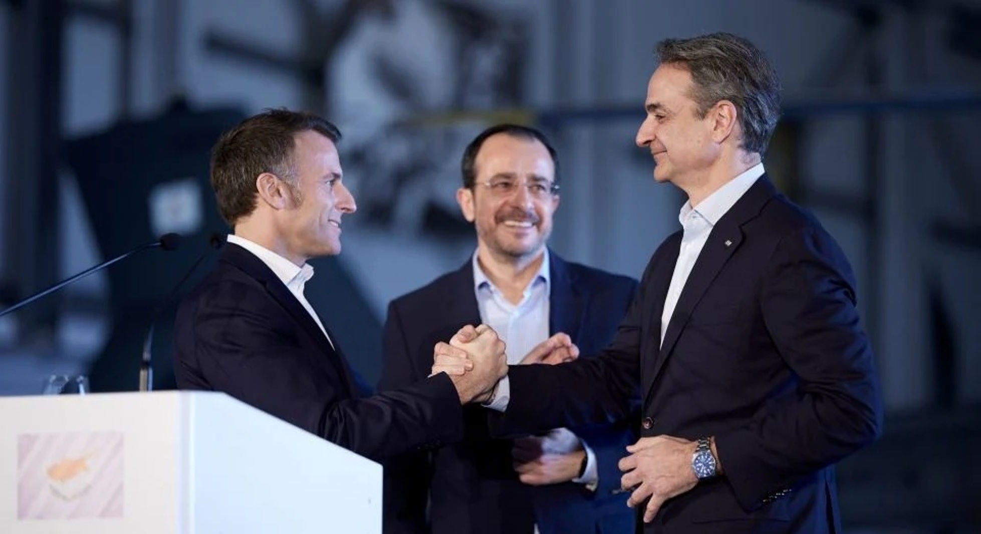 Η ανάρτηση στα ελληνικά του Μακρόν μετά την τριμερή στην Κύπρο