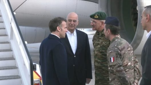 Στη Σούδα ο πρόεδρος της Γαλλίας – Συνάντηση με τον Δένδια