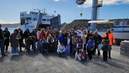 Από τη Γαύδο στη Βούλα με φρεγάτα; Η περιπέτεια 47 μαθητών και γονέων