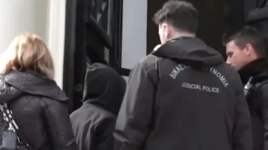 Ο 16χρονος δράστης οδηγείται στα Δικαστήρια Πατρών
