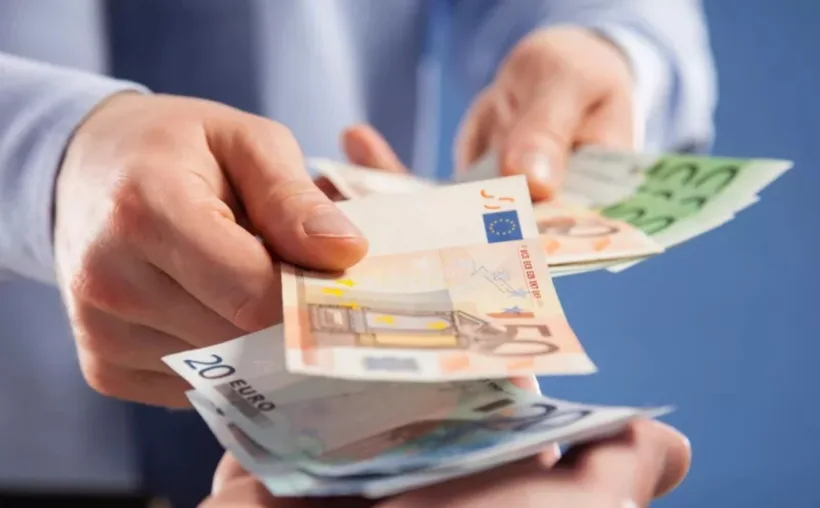 Πού «κλειδώνει» η αύξηση του κατώτατου μισθού, ποιοι κερδίζουν, πότε ανακοινώνεται