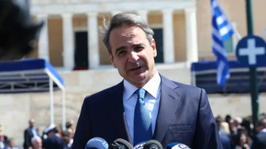 Αθήνα: Η μεγάλη στρατιωτική παρέλαση στο Σύνταγμα, παρόντων Τασούλα και Μητσοτάκη