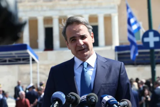 Αθήνα: Η μεγάλη στρατιωτική παρέλαση στο Σύνταγμα, παρόντων Τασούλα και Μητσοτάκη