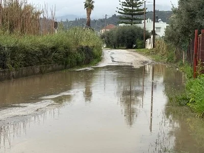 Πάτρα: Νηπιαγωγείο...«τούνελ», για μάθημα μέσα από λάσπες και «ποτάμια»!