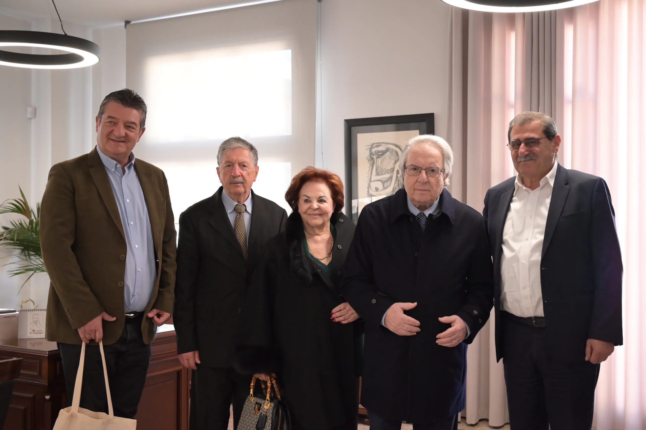 Πάτρα: Επίσκεψη του Γ. Μπαμπινιώτη στο Δημαρχείο – Συνάντηση με Πελετίδη