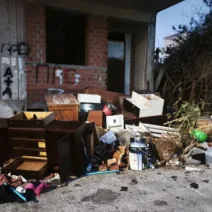 Πάτρα: «Χωματερές» κάτω από μπαλκόνια ΦΩΤΟ