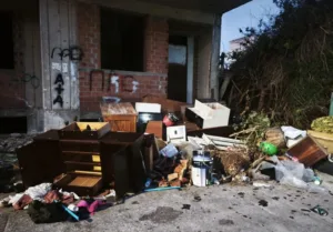 Πάτρα: «Χωματερές» κάτω από μπαλκόνια ΦΩΤΟ