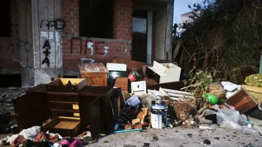 Πάτρα: «Χωματερές» κάτω από μπαλκόνια - Mε...πατίνια κινείται η καθαριότητα - Η κατάντια μιας κοινωνίας ΦΩΤΟ