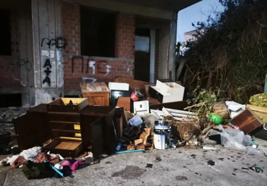 Πάτρα: «Χωματερές» κάτω από μπαλκόνια - Mε...πατίνια κινείται η καθαριότητα - Η κατάντια μιας κοινωνίας ΦΩΤΟ