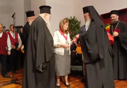 Η Βάνα Μπεντεβή τιμήθηκε με τον Χρυσούν Σταυρόν της Ιεράς Μητροπόλεως, στο Αίγιο: ΦΩΤΟ