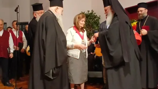Η Βάνα Μπεντεβή τιμήθηκε με τον Χρυσούν Σταυρόν της Ιεράς Μητροπόλεως, στο Αίγιο: ΦΩΤΟ