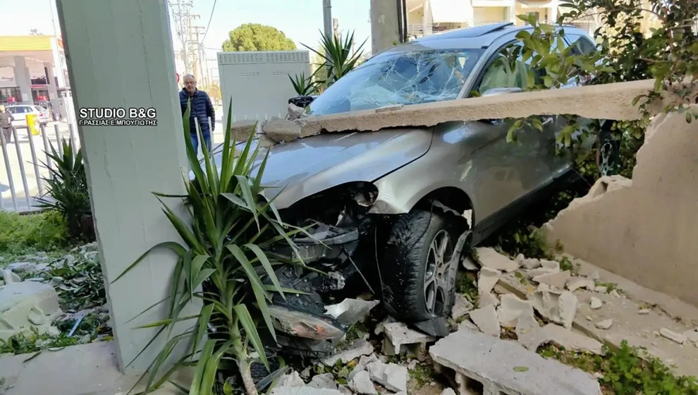 Αυτοκίνητο «καρφώθηκε» σε πυλωτή πολυκατοικίας ΦΩΤΟ - ΒΙΝΤΕΟ 29 Αυτοκίνητο «καρφώθηκε» σε πυλωτή πολυκατοικίας ΦΩΤΟ - ΒΙΝΤΕΟ