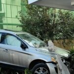 Αυτοκίνητο «καρφώθηκε» σε πυλωτή πολυκατοικίας ΦΩΤΟ - ΒΙΝΤΕΟ