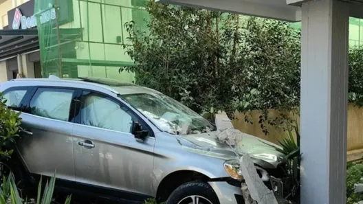 Αυτοκίνητο «καρφώθηκε» σε πυλωτή πολυκατοικίας ΦΩΤΟ - ΒΙΝΤΕΟ