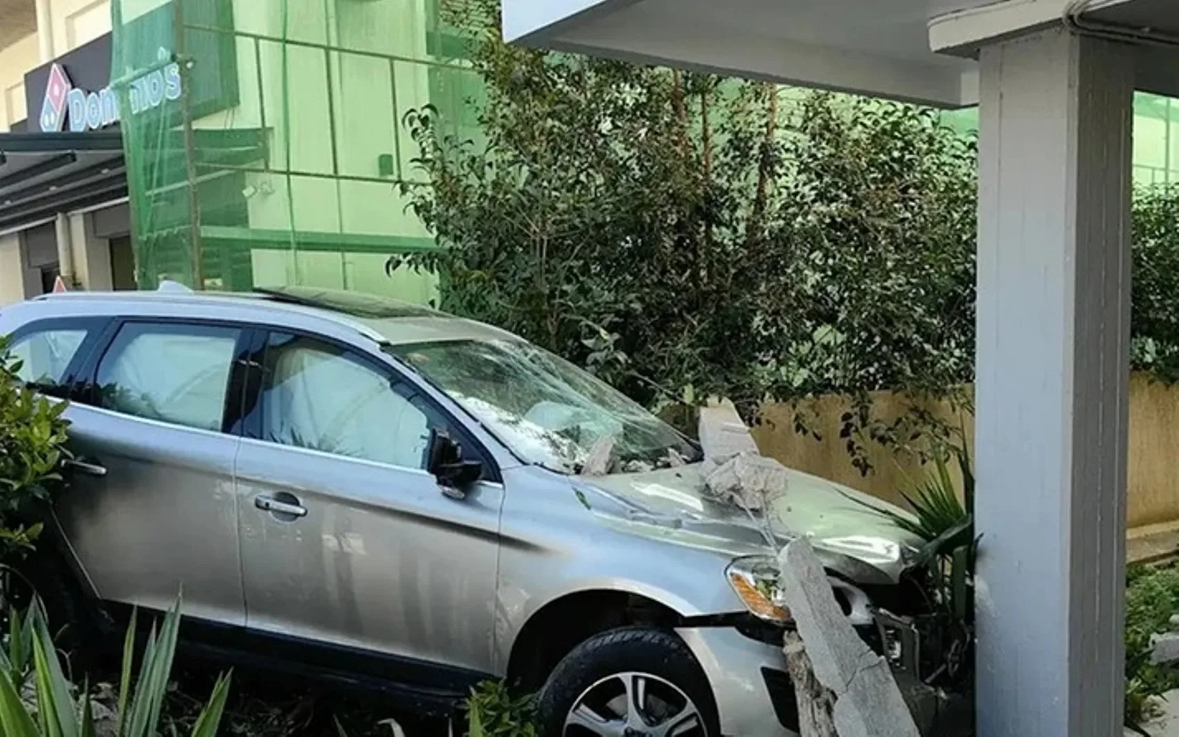 Αυτοκίνητο «καρφώθηκε» σε πυλωτή πολυκατοικίας ΦΩΤΟ – ΒΙΝΤΕΟ