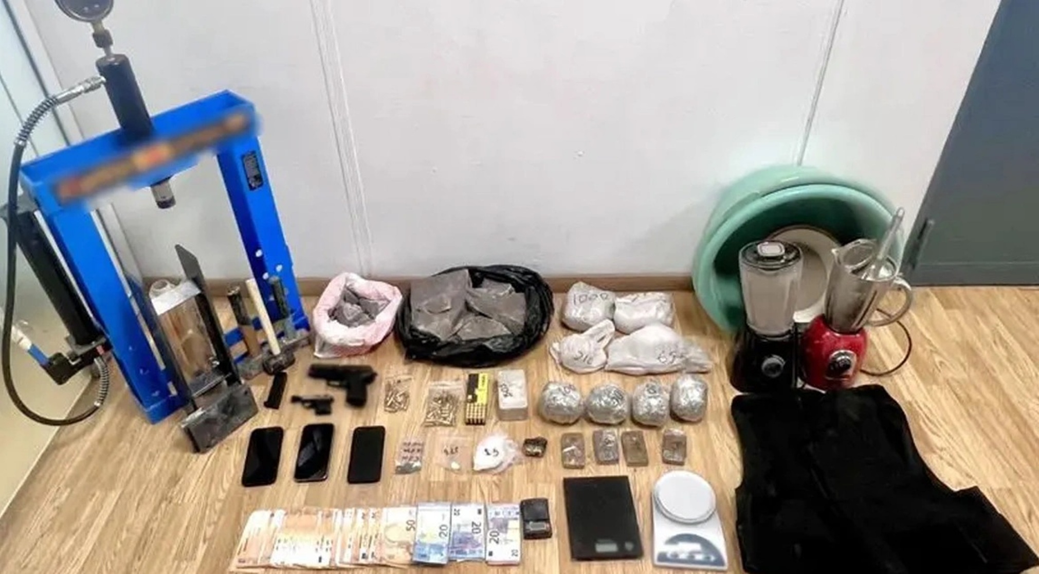 ΒΙΝΤΕΟ από την εξάρθρωση συμμορίας διακίνησης ναρκωτικών