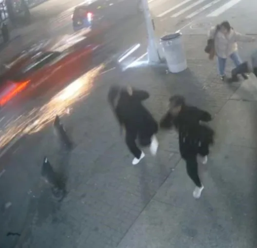 Αυτοκίνητο πέφτει πάνω σε πολίτες στη Νέα Υόρκη, ένας νεκρός ΒΙΝΤΕΟ