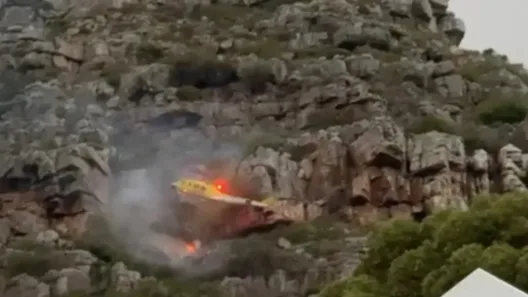 Νότια Αφρική: Συνετρίβη ελικόπτερο που προσπαθούσε να σβήσει φωτιά ΒΙΝΤΕΟ