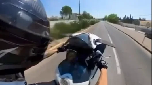 Ο ασυνείδητος μοτοσικλετιστής ανήρτησε βίντεο με την επικίνδυνη οδήγηση