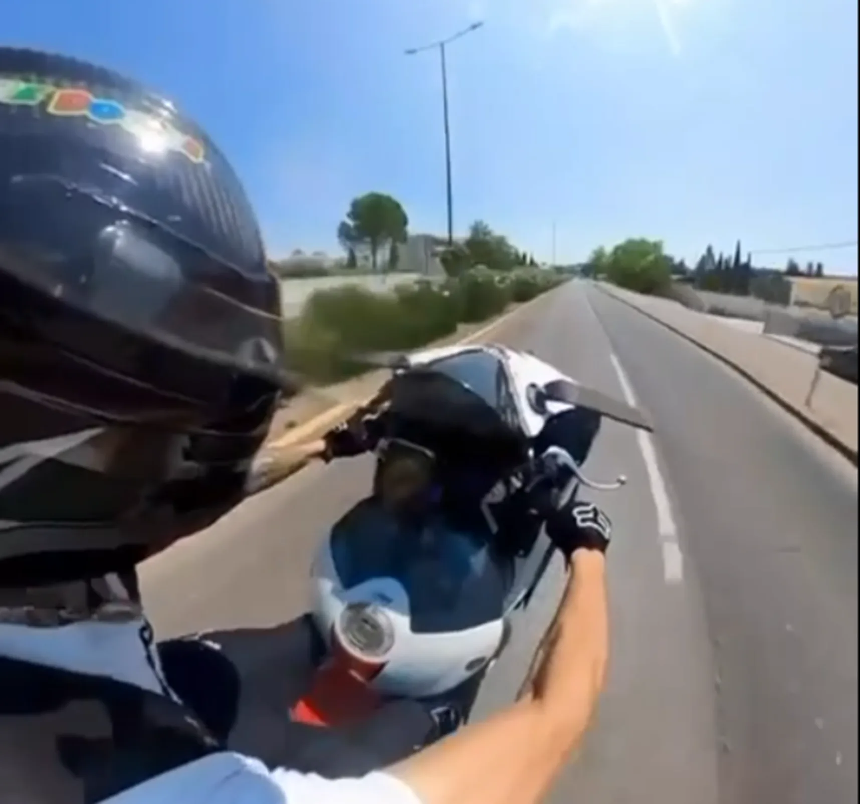 Μοτοσικλετιστής με ιλιγγιώδη ταχύτητα σε σούζες και οι επικίνδυνοι ελιγμοί ΒΙΝΤΕΟ