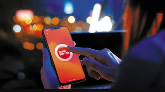 Εβαλαν panic button στα κινητά τους για να προστατευτούν από τον γιο τους