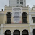 Πάτρα: Το γιγαντιαίο πανό του Δήμου κατά των πολέμων με στίχους Ρίτσου ΦΩΤΟ