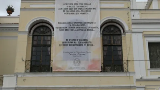 Πάτρα: Το γιγαντιαίο πανό του Δήμου κατά των πολέμων με στίχους Ρίτσου ΦΩΤΟ