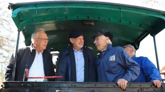 Οταν ο Γιώργος Παπανδρέου έπαιζε με την κόρνα του Οδοντωτού στα Καλάβρυτα: ΒΙΝΤΕΟ