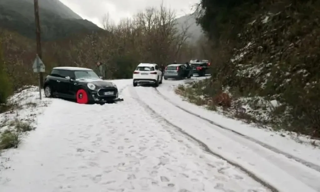 Οχημα βρέθηκε στον γκρεμό στο Πάπιγκο από τη σφοδρή χαλαζόπτωση