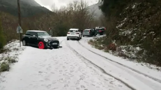 Οχημα βρέθηκε στον γκρεμό στο Πάπιγκο από τη σφοδρή χαλαζόπτωση